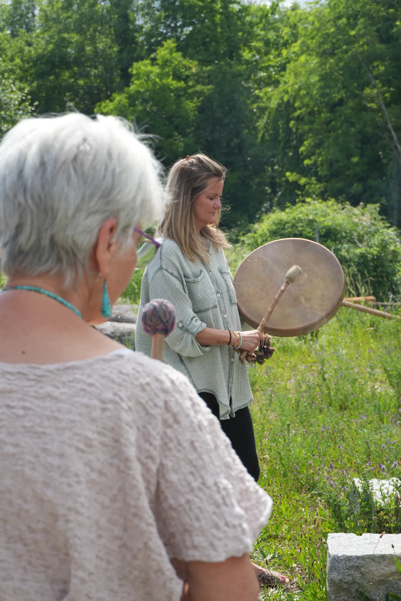 Suada Murati mit Trommel in der Natur
